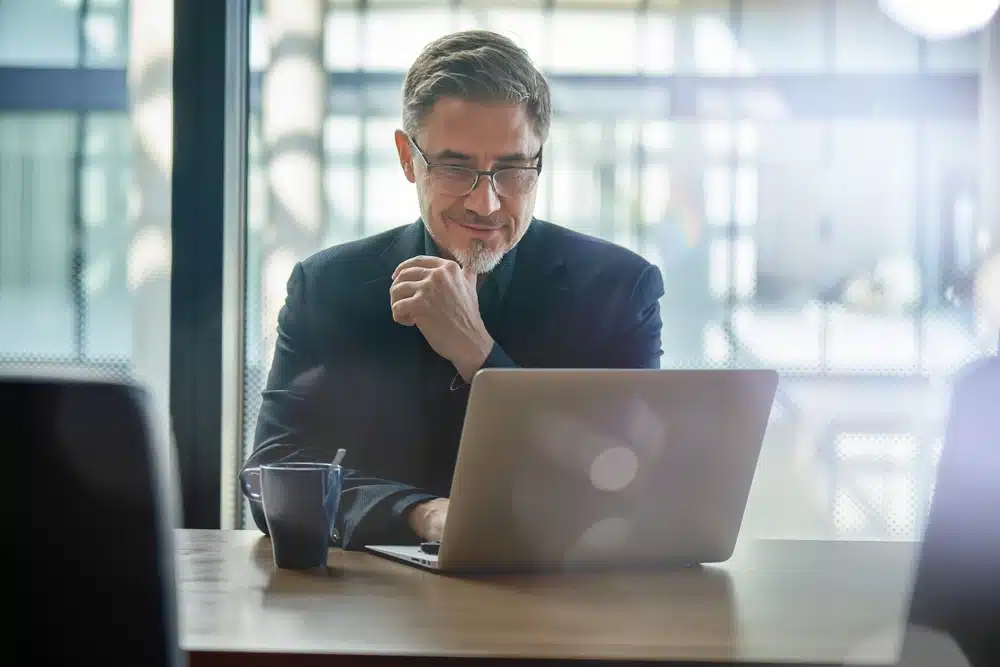business manager using edifact edi portal on laptop
