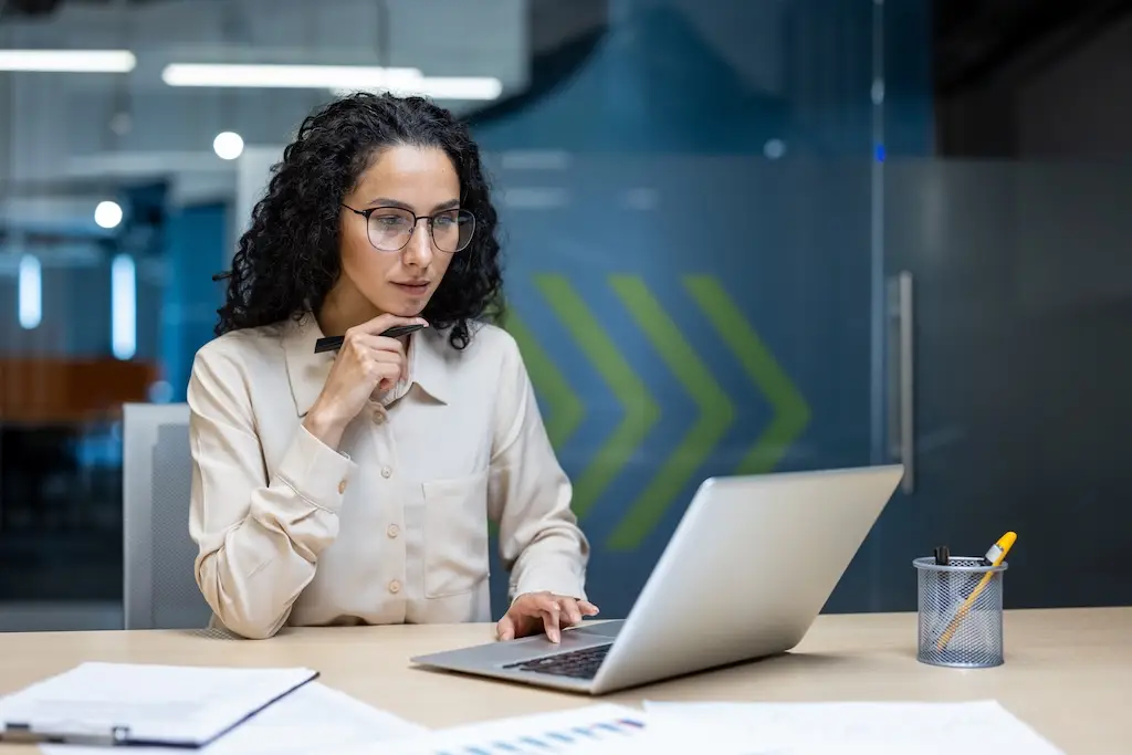 businesswoman using edi 856